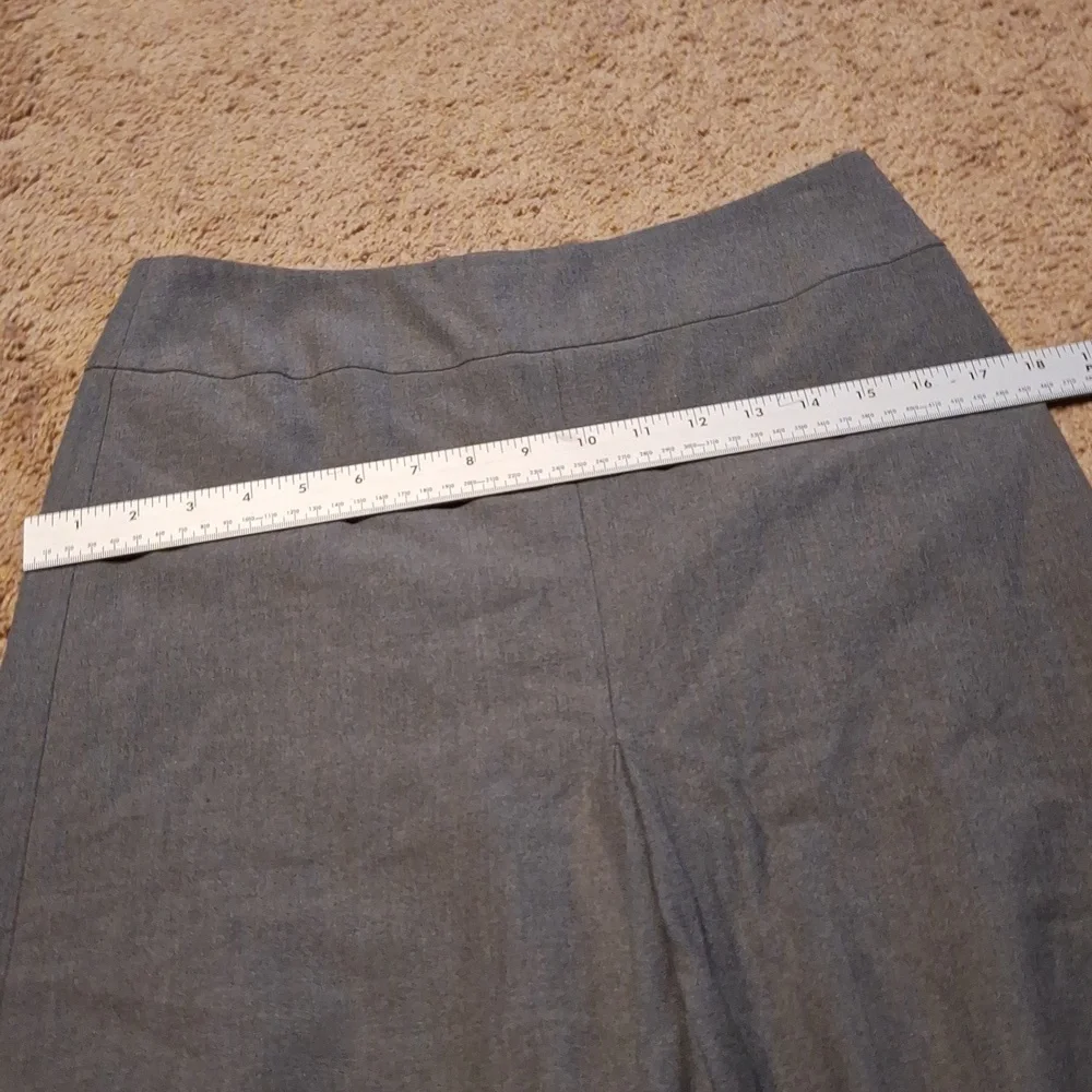 Anne Taylor/ size :4 /.  Gray Midi skirt with pleated slit in front and …